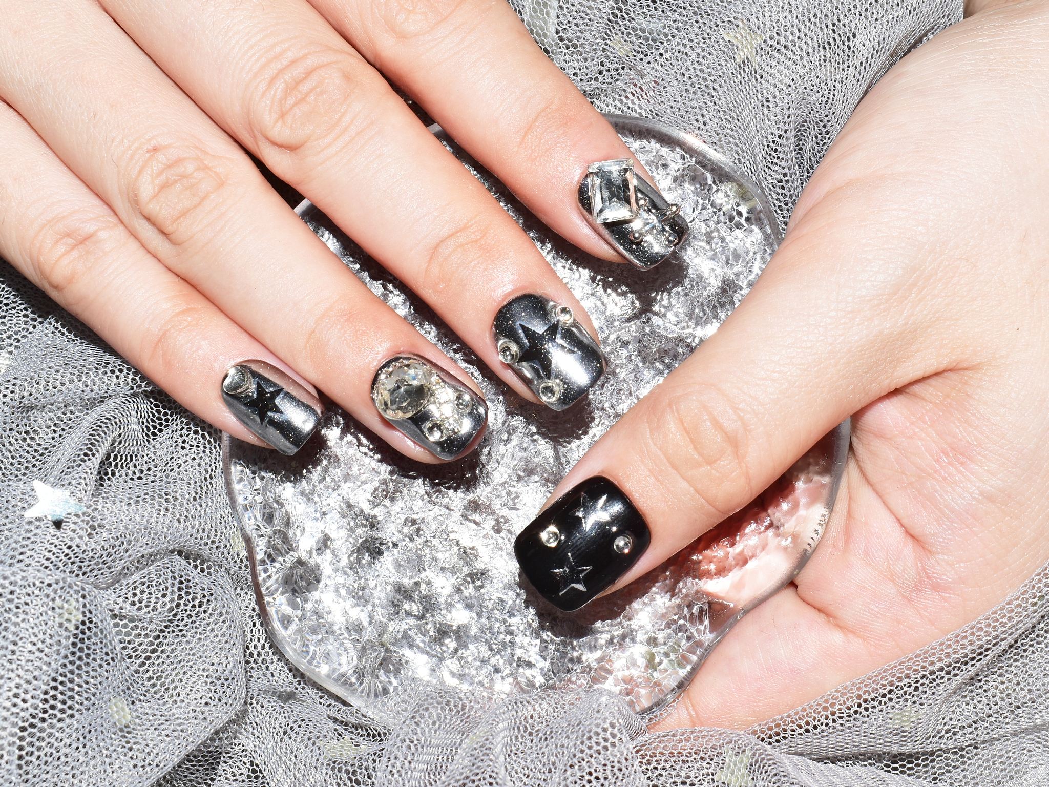 chrome heart nail ring, black and rhinestone nails, short coffin gel nails, star nail designs y2k, monoschic nails