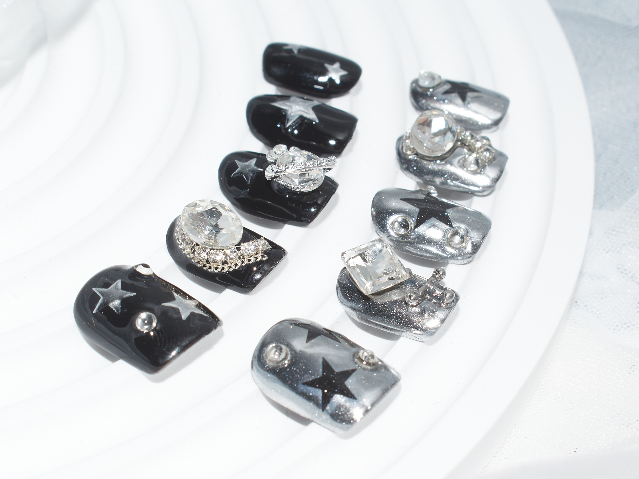 chrome heart nail ring, black and rhinestone nails, short coffin gel nails, star nail designs y2k, monoschic nails